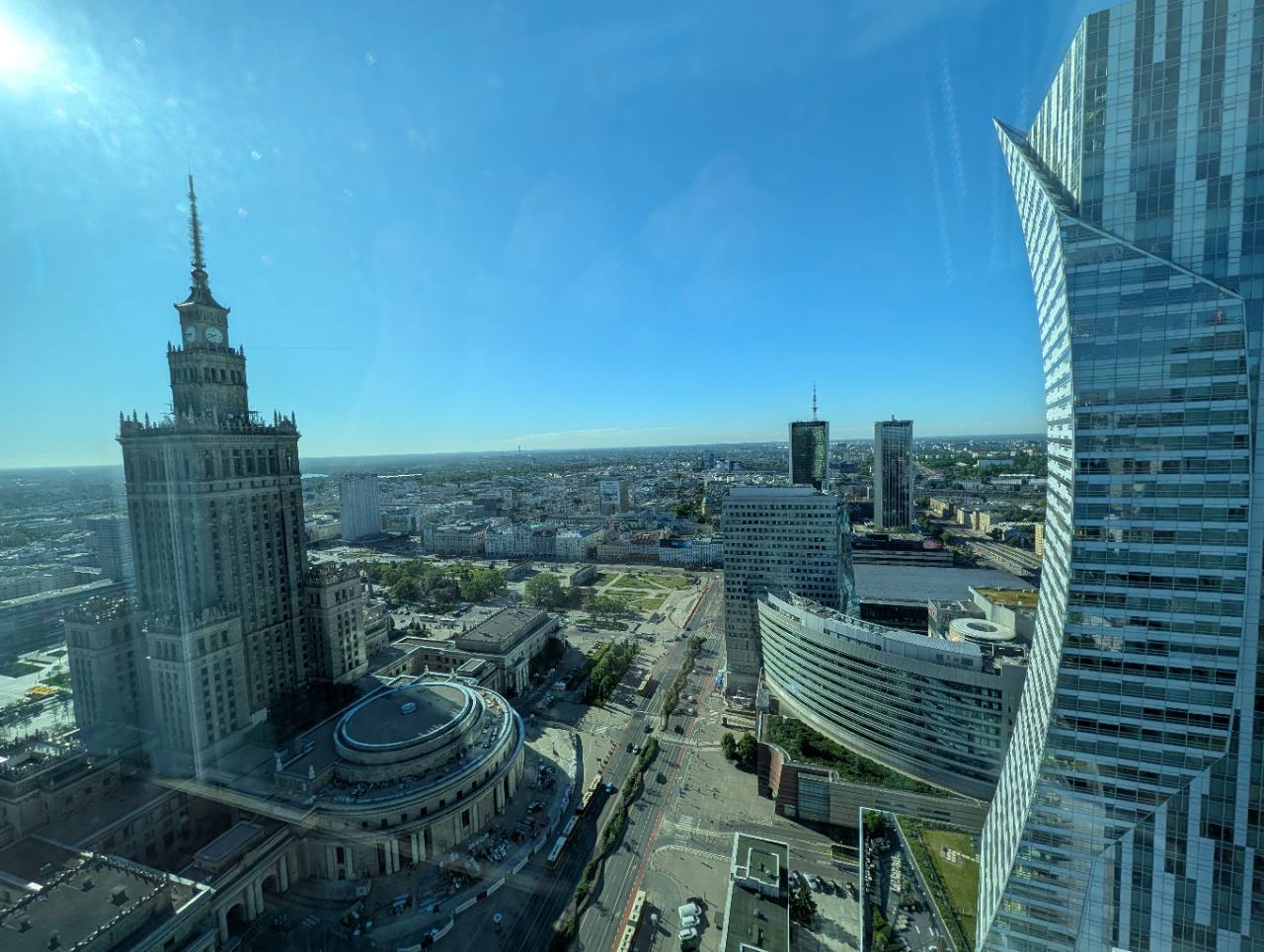 Panorama centrum Warszawy z Pałacem Kultury i Nauki widoczna z hotelu InterContinental